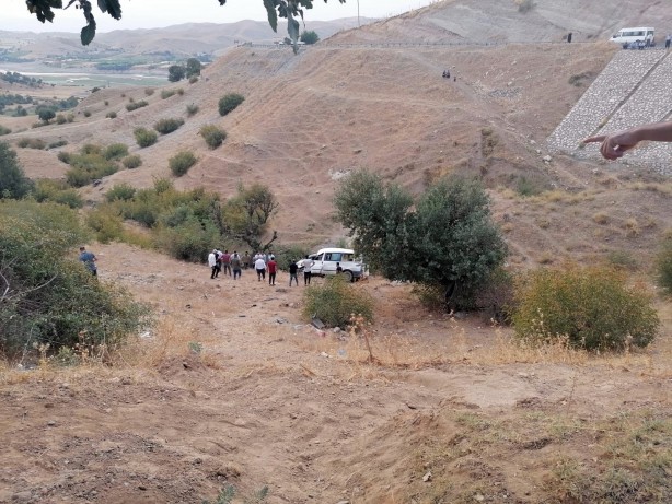Foto - İnşaat işçilerini taşıyan midibüs uçuruma yuvarlandı