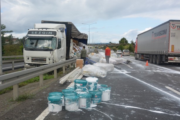 İnşaat malzemesi yüklü tır refüje girdi
