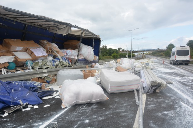Foto - İnşaat malzemesi yüklü tır refüje girdi