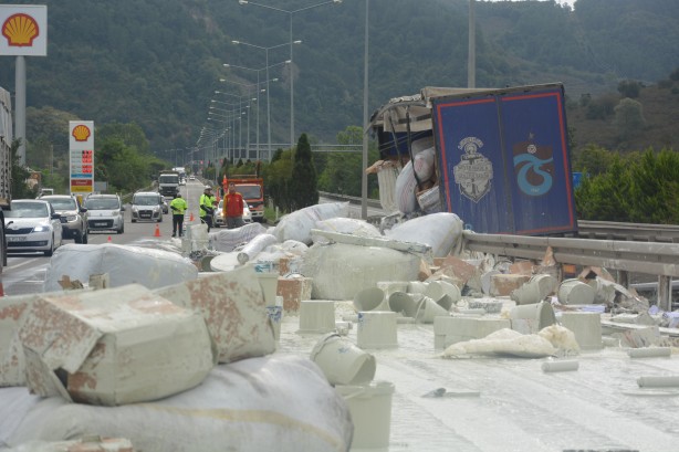 Foto - İnşaat malzemesi yüklü tır refüje girdi