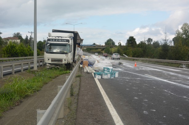 Foto - İnşaat malzemesi yüklü tır refüje girdi