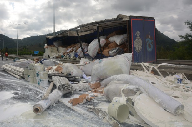 Foto - İnşaat malzemesi yüklü tır refüje girdi