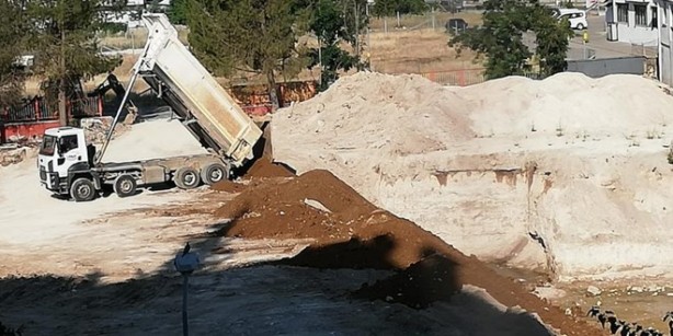Foto - İnşaat sırasında kepçeye takılan taşın altından çıktı! Apar topar polislere haber verildi