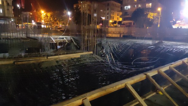 Foto - İnşaatta beton dökümü sırasında kalıp çöktü: 2 işçi yaralı