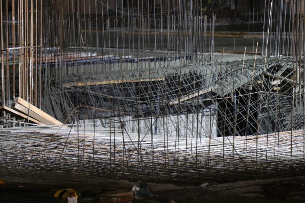 İnşaatta beton dökümü sırasında kalıp çöktü: 2 işçi yaralı