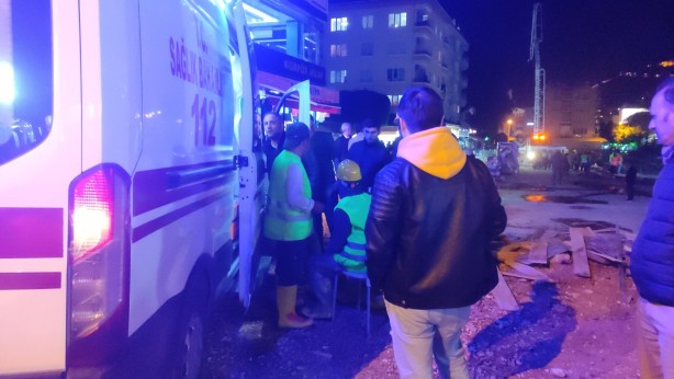 Foto - İnşaatta beton dökümü sırasında kalıp çöktü: 2 işçi yaralı