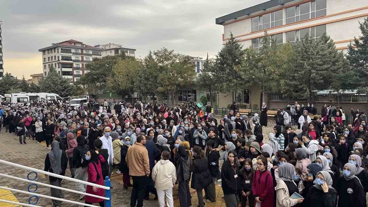 Foto - İnşaattaki kötü koku iki okulu tahliye ettirdi: Rahatsızlanan 20 öğrenci hastaneye kaldırıldı 