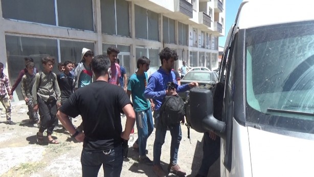 Foto - İnsan ticaretine operasyon! Bitlis’te 70 düzensiz göçmen yakalandı