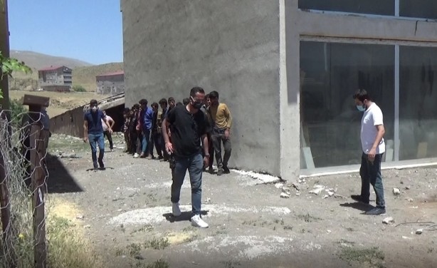 Foto - İnsan ticaretine operasyon! Bitlis’te 70 düzensiz göçmen yakalandı