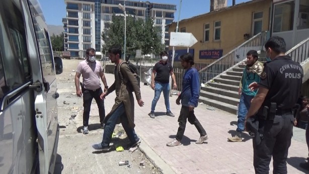Foto - İnsan ticaretine operasyon! Bitlis’te 70 düzensiz göçmen yakalandı