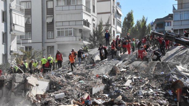 İnsanlar enkaz altındayken onlar mallarına göz dikti! Polisler nöbette