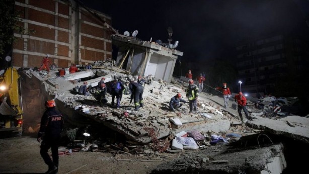 Foto - İnsanlar enkaz altındayken onlar mallarına göz dikti! Polisler nöbette