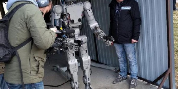 Foto - "İnsanlar hakkında iyi düşünmüyorum" diyen 'terminatör' robottan şok hakaret!