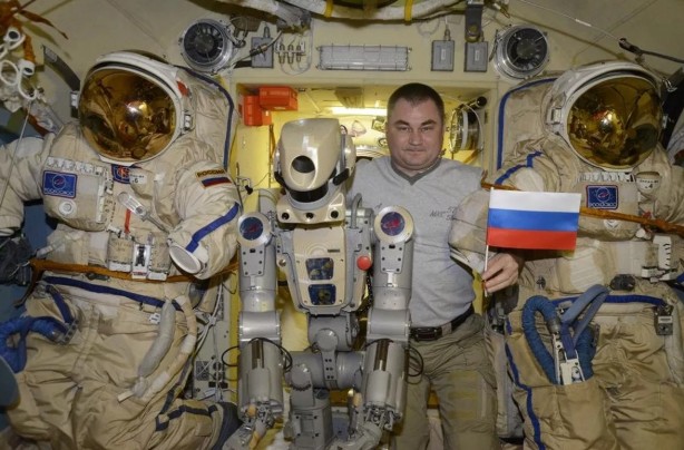 Foto - İnsanları suçlayan ve hakaret eden 'insansı' robot Fedor'a şok! Harekete geçildi