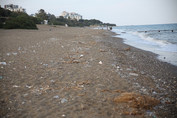 İnsanlık ayıbı yaşanıyor! Dünyanın gözü bu sahilde ama...