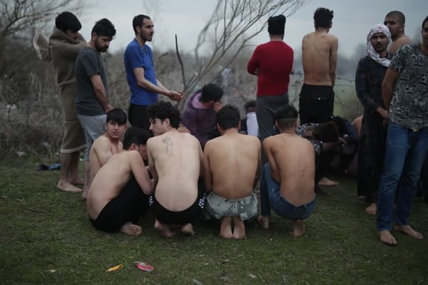 Foto - İnsanlıktan nasibini almayan Yunan askerleri göçmenleri dövüp yarı çıplak geri gönderdi