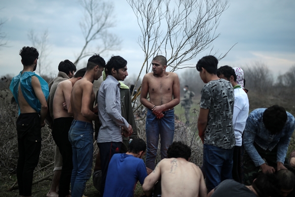 Foto - İnsanlıktan nasibini almayan Yunan askerleri göçmenleri dövüp yarı çıplak geri gönderdi