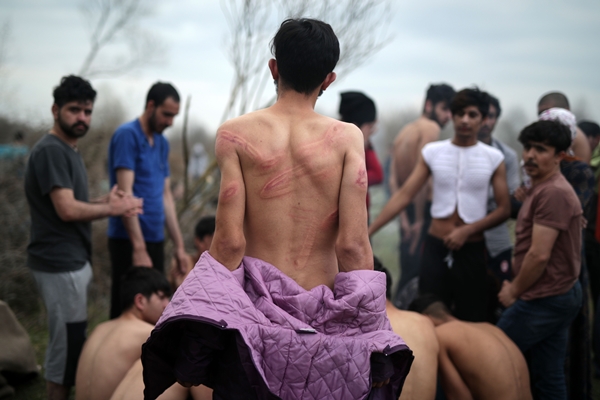 Foto - İnsanlıktan nasibini almayan Yunan askerleri göçmenleri dövüp yarı çıplak geri gönderdi