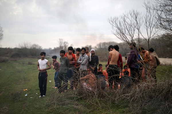 Foto - İnsanlıktan nasibini almayan Yunan askerleri göçmenleri dövüp yarı çıplak geri gönderdi