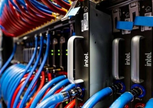 Intel dünyanın en hızlı yapay zekâ süper bilgisayarını üretti