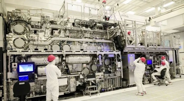 Foto - Intel herkesin istediği High-NA EUV makinesini aldı
