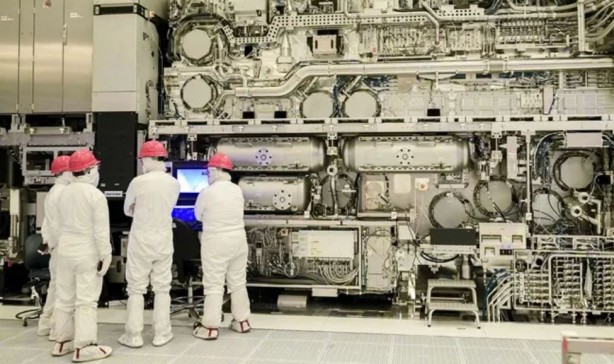 Intel herkesin istediği High-NA EUV makinesini aldı