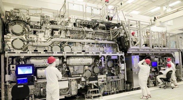 Foto - Intel herkesin istediği High-NA EUV makinesini aldı