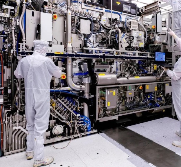 Foto - Intel herkesin istediği High-NA EUV makinesini aldı