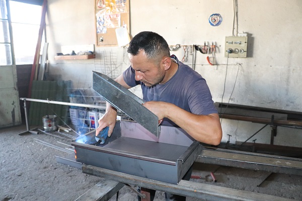 Foto - İnternet izledi aklına geldi! Hurdaları maddi kazanca dönüştürdü