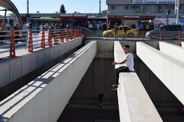 Foto - İntihar girişiminde bulunan genci, emniyet müdürü engelledi