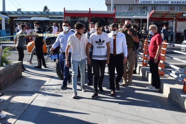 Foto - İntihar girişiminde bulunan genci, emniyet müdürü engelledi