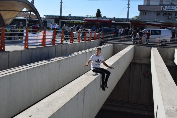 Foto - İntihar girişiminde bulunan genci, emniyet müdürü engelledi