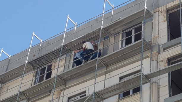 Foto - İntihar girişiminde bulunan genci polis ikna etti