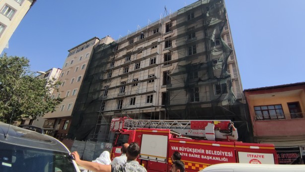 Foto - İntihar girişiminde bulunan genci polis ikna etti