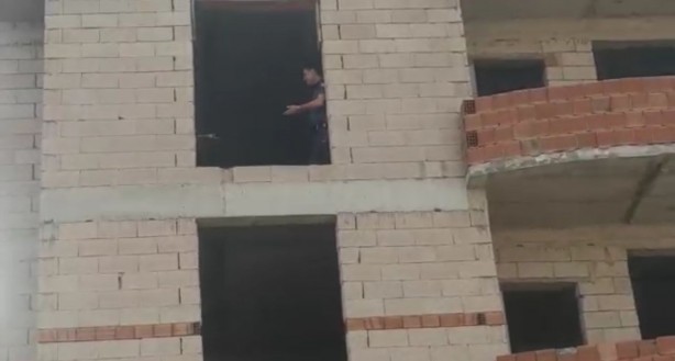 Foto - İntihara kalkışan genci bakın kim ikna etti