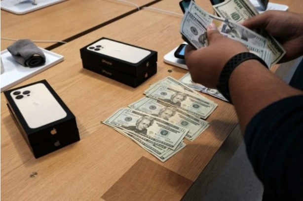 Foto - iPhone 13 satışta! Apple mağazalarında kuyruk oluştu