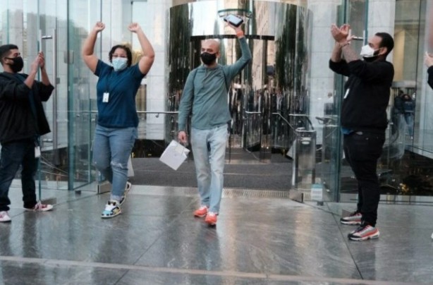 Foto - iPhone 13 satışta! Apple mağazalarında kuyruk oluştu