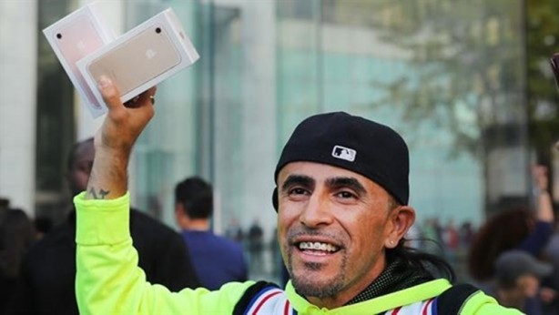 Foto - iPhone 7 için haftalarca sokakta yaşayan adam!