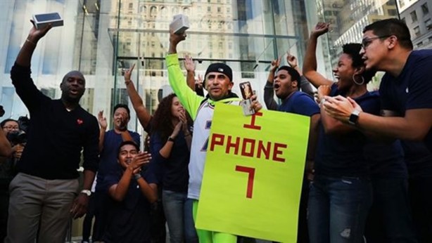 Foto - iPhone 7 için haftalarca sokakta yaşayan adam!