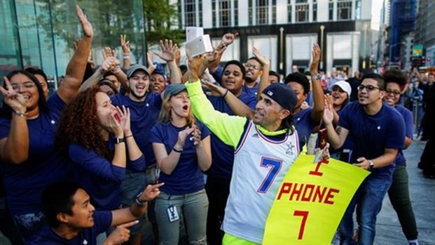 Foto - iPhone 7 için haftalarca sokakta yaşayan adam!