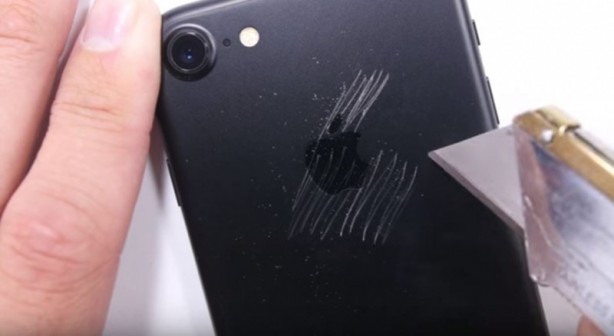 Foto - iPhone 7 sağlamlık testinde