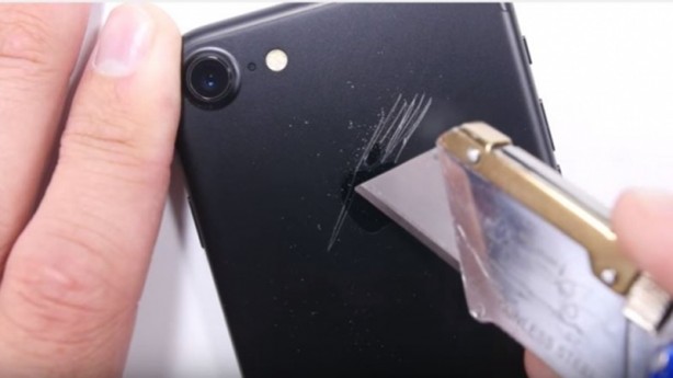 Foto - iPhone 7 sağlamlık testinde