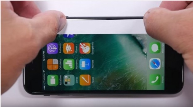 Foto - iPhone 7 sağlamlık testinde