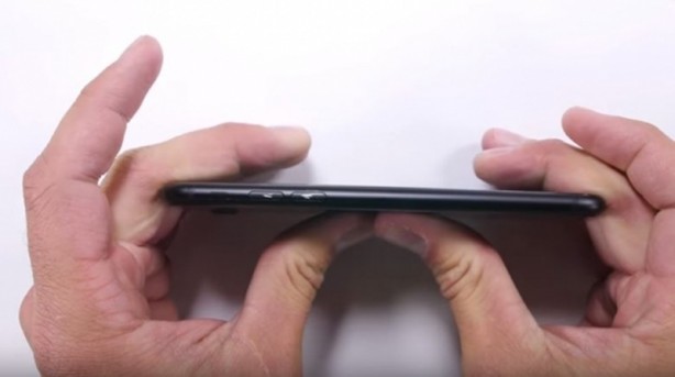 Foto - iPhone 7 sağlamlık testinde