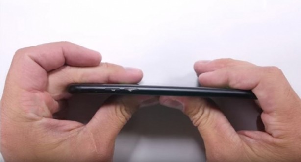 Foto - iPhone 7 sağlamlık testinde