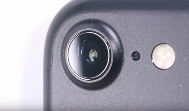 Foto - iPhone 7 sağlamlık testinde