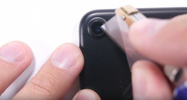 Foto - iPhone 7 sağlamlık testinde