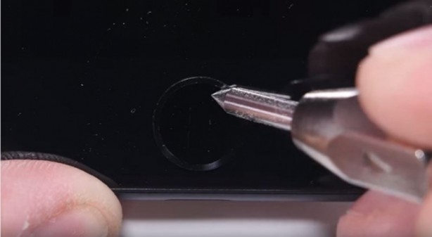 Foto - iPhone 7 sağlamlık testinde