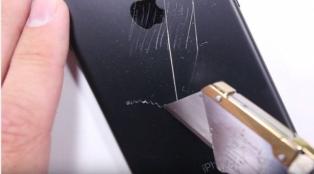 Foto - iPhone 7 sağlamlık testinde