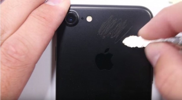 Foto - iPhone 7 sağlamlık testinde